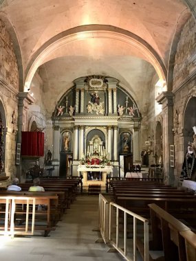 Barro, Galiçya, İspanya'daki şapelin sunağı ve iç kısmı.