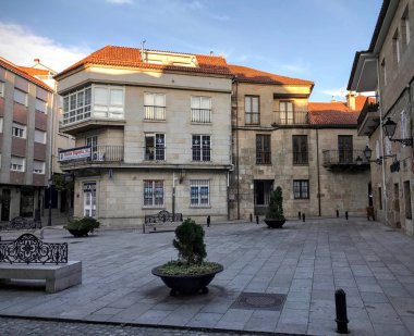 Cambados Galiçya İspanya çalılar ve banklar ile şehir meydanının görünümü