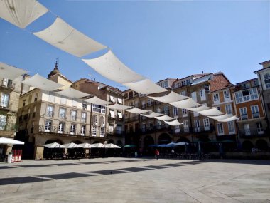 Güneşli bir günde İspanya'da Ourense plaza görünümü