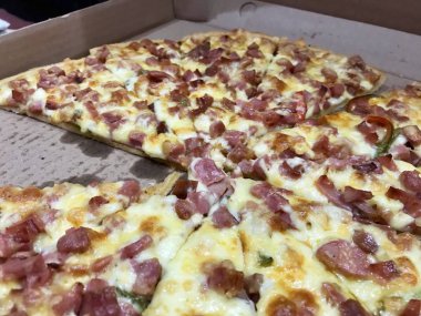 Jambon ve yeşil biberli peynirli pizzaya genel bakış