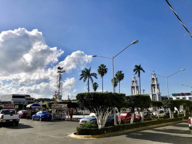 Comalcalco, Meksika'da merkezi plaza görünümü parlak bir günde.