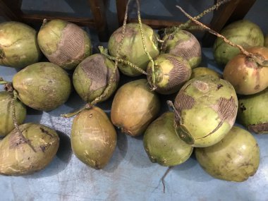 Yerde bir sürü hindistan cevizi var.