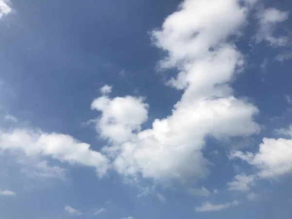 Pochmurne niebo w jasnym dniu — Zdjęcie stockowe