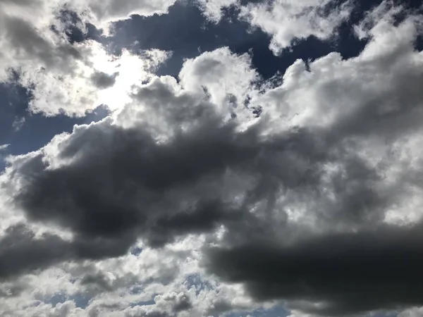 Gruppo di nuvole spesse prima di una tempesta — Foto Stock