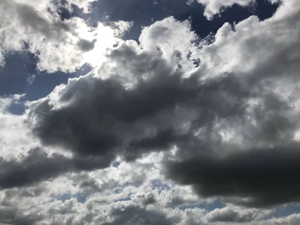 Grupo de nuvens espessas antes de uma tempestade — Fotografia de Stock