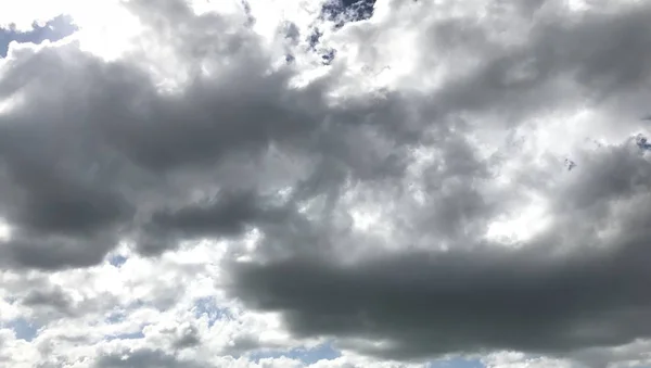 Langit berawan pada hari yang cerah — Stok Foto