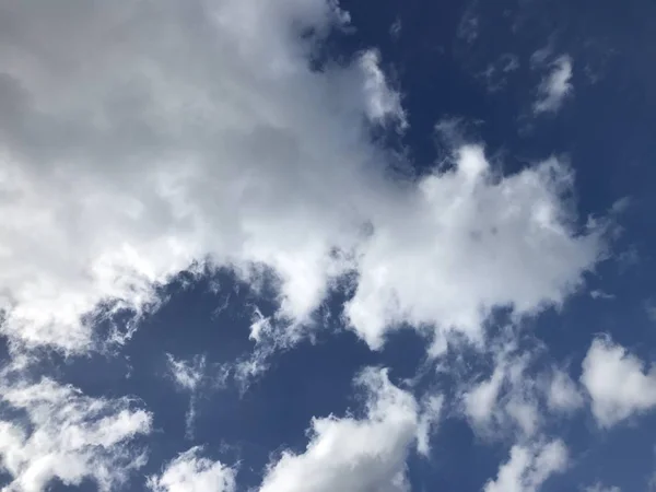 Cloudy sky on a bright day — Stock Photo, Image