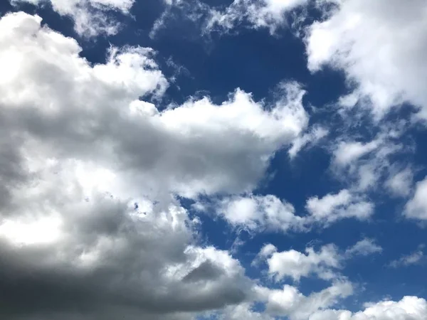 Bewolkte hemel op een heldere dag — Stockfoto