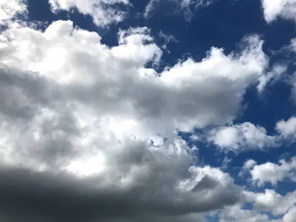화창한 날의 흐린 하늘 — 스톡 사진
