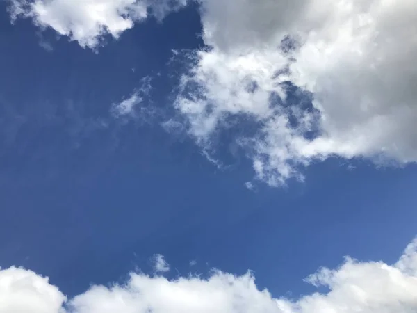 Хмарне небо в яскравий день — стокове фото