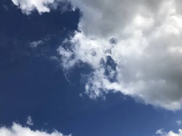 Cloudy sky on a bright day — Stock Photo, Image