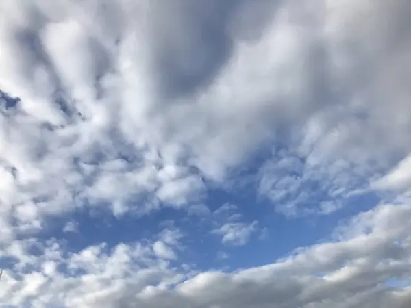 Céu nublado em um dia brilhante — Fotografia de Stock