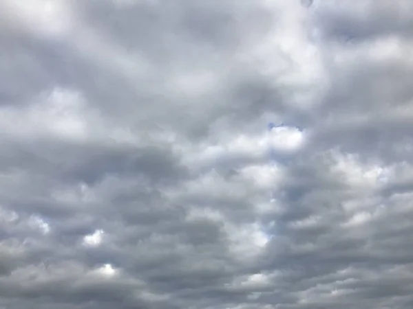 Bewölkter Himmel an einem strahlenden Tag — Stockfoto