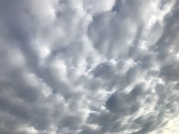 Bewölkter Himmel an einem strahlenden Tag — Stockfoto