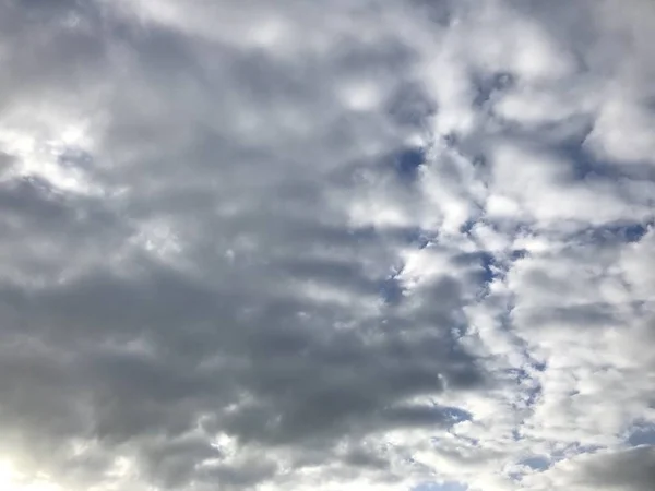 Cielo nuvoloso in un giorno luminoso — Foto Stock