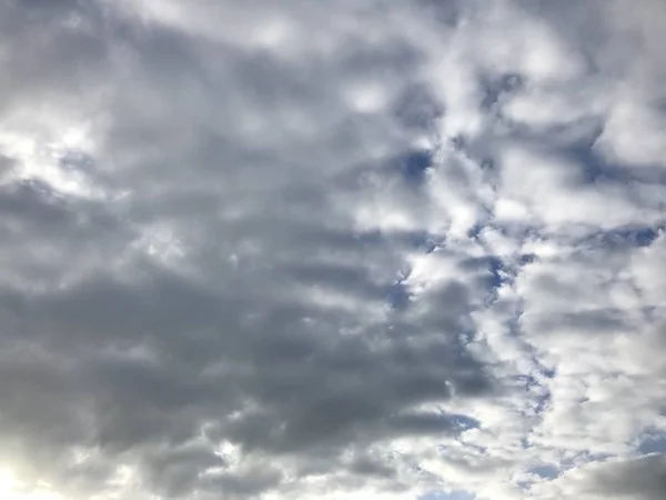 Céu nublado em um dia brilhante — Fotografia de Stock