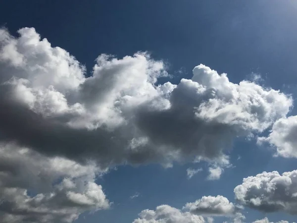 明るい日の曇り空 — ストック写真