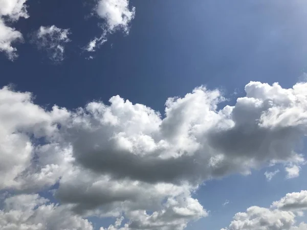 Хмарне небо в яскравий день — стокове фото