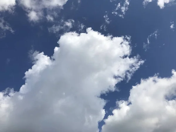 Molnigt himmel på en ljus dag — Stockfoto