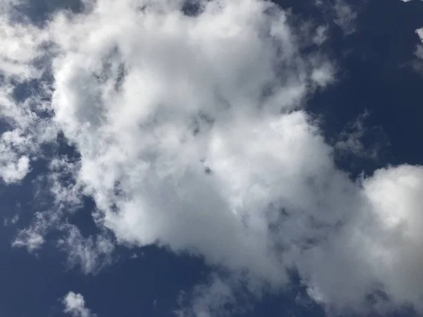 Parlak bir günde bulutlu gökyüzü — Stok fotoğraf