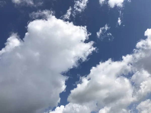 Céu nublado em um dia brilhante — Fotografia de Stock