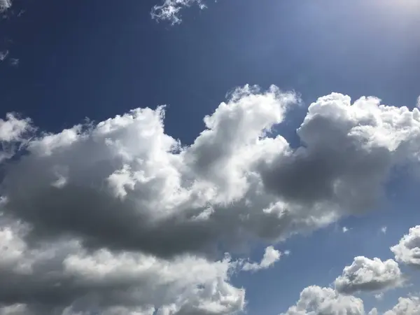 Cloudy sky on a bright day — Stock Photo, Image