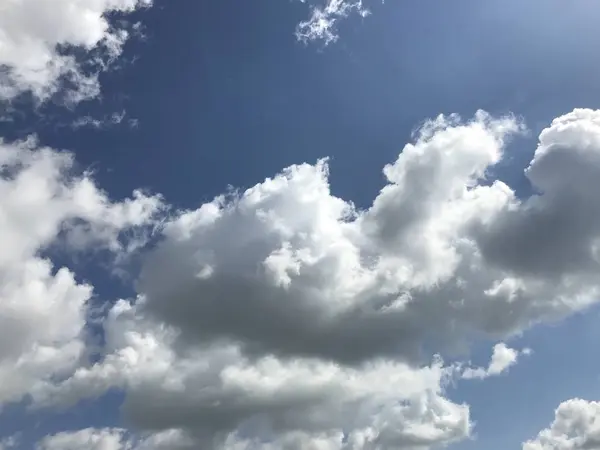 Cloudy sky on a bright day — Stock Photo, Image