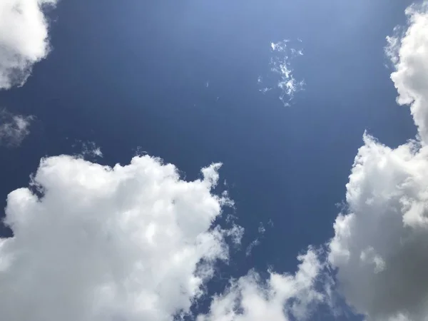 Cloudy sky on a bright day — Stock Photo, Image