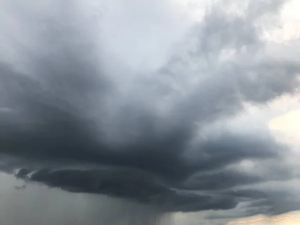 Nubes oscuras durante una tormenta — Foto de Stock