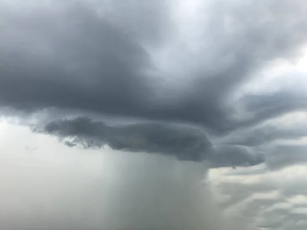 Dark clouds during a rainstorm — Stock Photo, Image