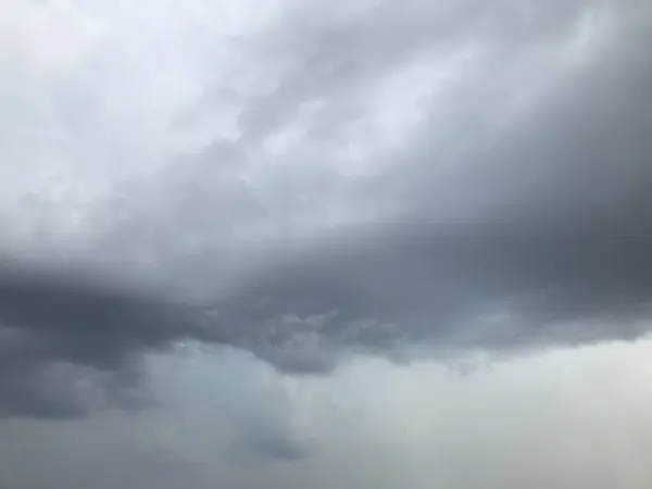 Nuvole scure durante una tempesta di pioggia — Foto Stock