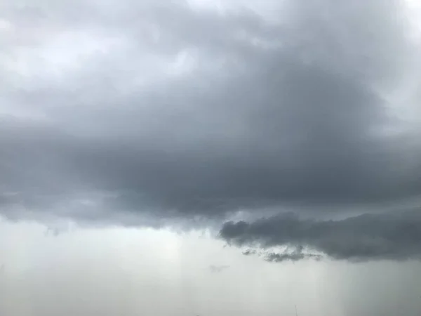 Темные облака во время ливня — стоковое фото