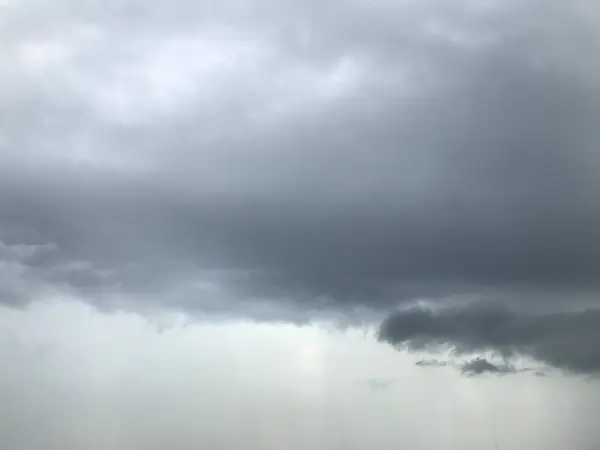폭풍우가 몰아치는 동안 의 어두운 구름 — 스톡 사진