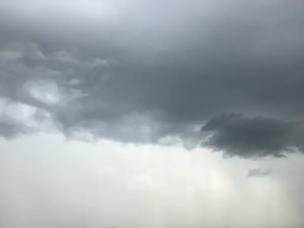 Dunkle Wolken während eines Regensturms — Stockfoto