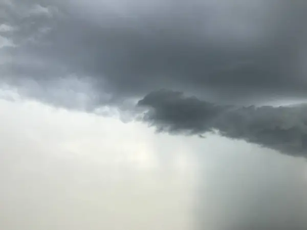 Dunkle Wolken während eines Regensturms — Stockfoto