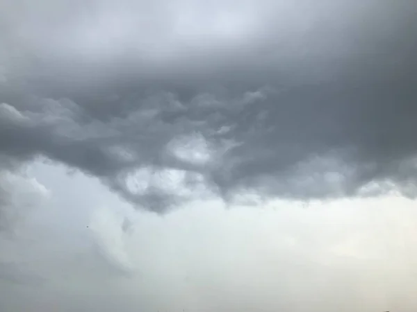 Темные облака во время ливня — стоковое фото
