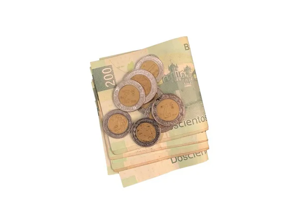 Різні мексиканські монети на вершині деяких песо купюр 100, 200 і 500 складених і згрупованих ізольованих на білому тлі — стокове фото