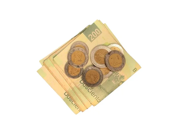 Различные мексиканские монеты поверх некоторых песо векселей 100, 200 и 500 сложенных и сгруппированных изолированных на белом фоне — стоковое фото