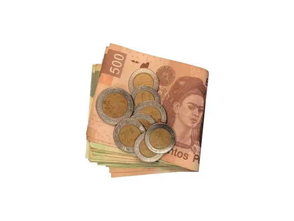 Varias monedas mexicanas sobre billetes de 100, 200 y 500 pesos plegados y agrupados aislados sobre fondo blanco —  Fotos de Stock