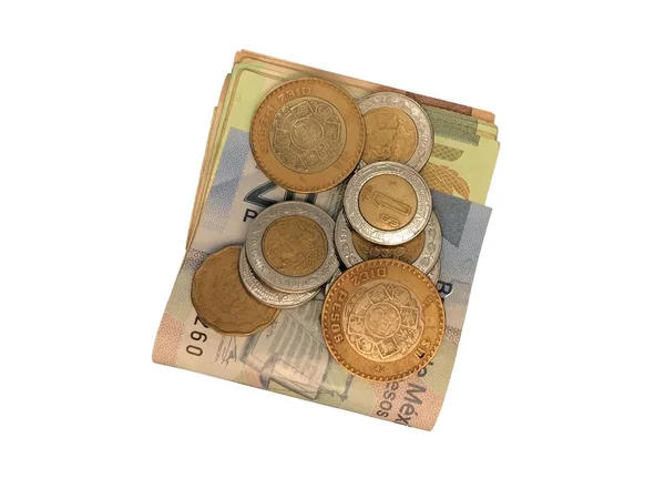 Varias monedas mexicanas sobre billetes de 100, 200 y 500 pesos plegados y agrupados aislados sobre fondo blanco —  Fotos de Stock