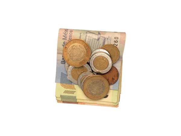 Различные мексиканские монеты поверх некоторых песо векселей 100, 200 и 500 сложенных и сгруппированных изолированных на белом фоне — стоковое фото