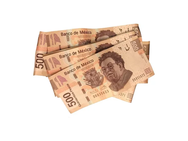 Vissa mexikanska peso 500 papper räkningar grupperade och isolerad på vit bakgrund — Stockfoto