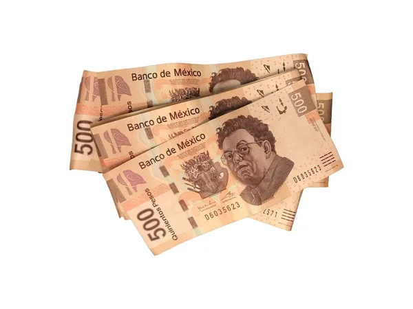 Alguns Peso mexicano 500 notas de papel agrupados e isolados em fundo branco — Fotografia de Stock