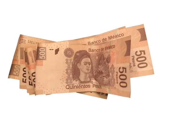 Sommige Mexicaanse peso 500 papieren facturen gegroepeerd en geïsoleerd op witte achtergrond — Stockfoto