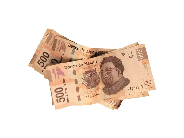 Alcune banconote messicane da 500 pezzi di carta raggruppate e isolate su sfondo bianco — Foto Stock