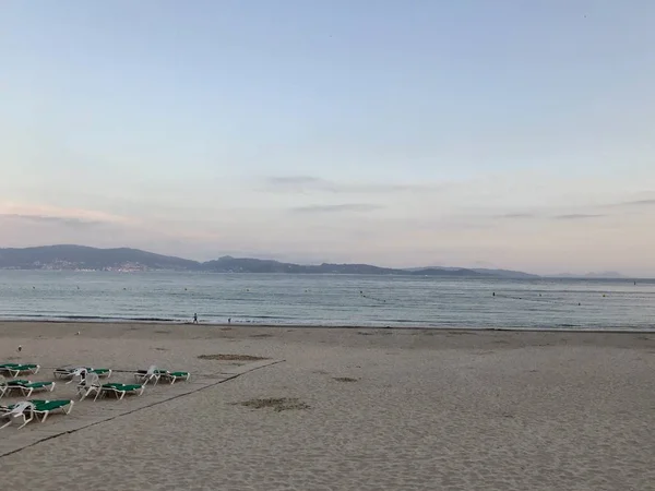 Utsikt över stranden och havet från havet i Silgar Beach i Sanxenxo under en molnig dag på sommaren — Stockfoto