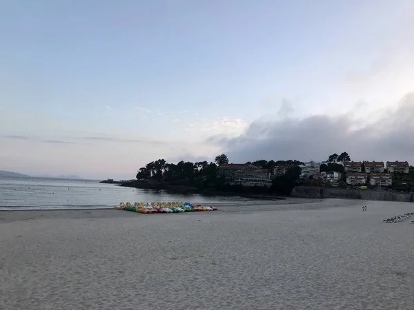 View of the beach and the sea from the seafront of Silgar beach in Sanxenxo during a cloudy day in summer — Stock Photo, Image