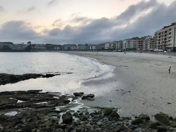 View of the beach and the sea from the seafront of Silgar beach in Sanxenxo during a cloudy day in summer — Stock Photo, Image