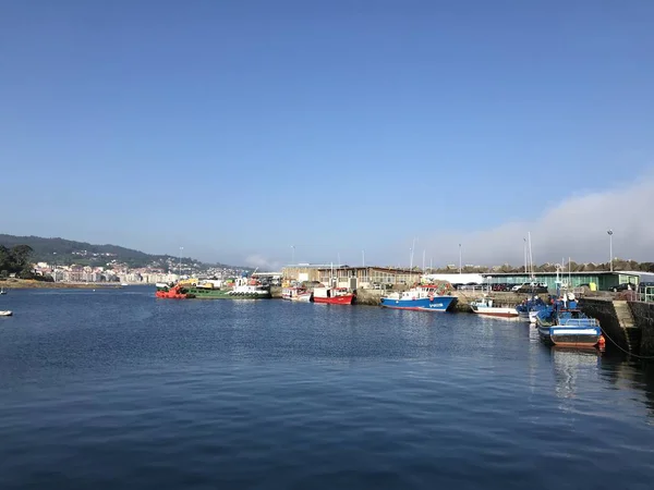 Algunos barcos de pesca atracaron en el puerto durante el verano en Portonovo España —  Fotos de Stock