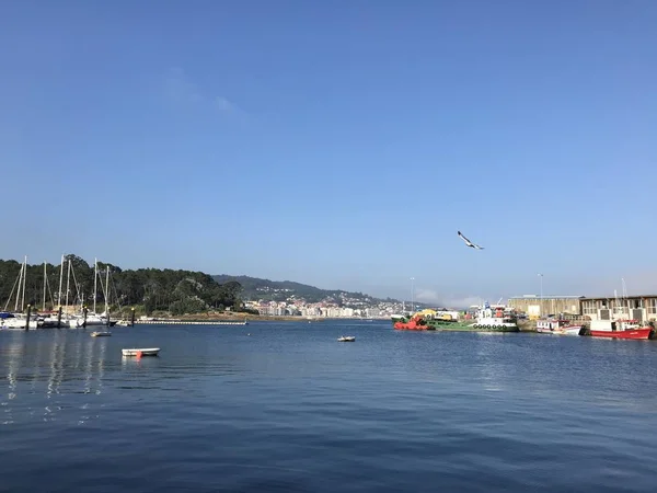 Sanxenxo Galiçya İspanya'da uzakta tekneler ile iskeleden görünümü — Stok fotoğraf